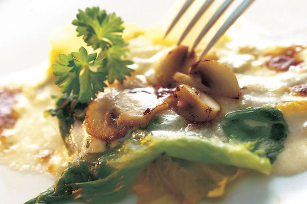 Сыр с любыми продуктами - Запеканка из листьев салата с сыром Emmentaler